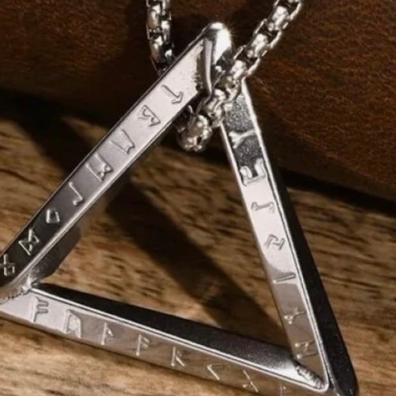 Stylist Amulet Norse Vikinging Stainless Steel Triangle Link Chain Pendant Necklace Available in Black or Silver Colours