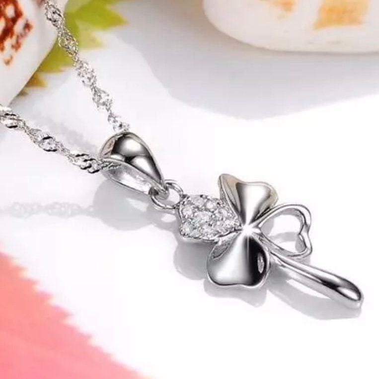 Beautiful Lucky Four Leaf Clover Style Crystal Pendant Necklace